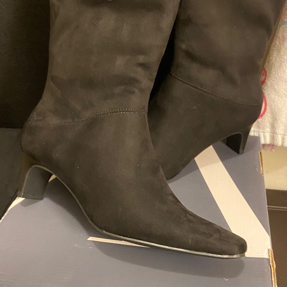 Chic Black Heeled Boots for Women